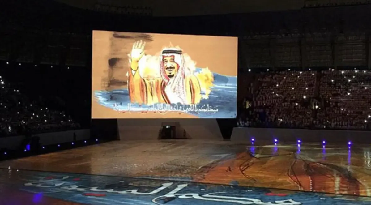 الملك سلمان يؤدي العرضة السعودية في احتفالية الرياض