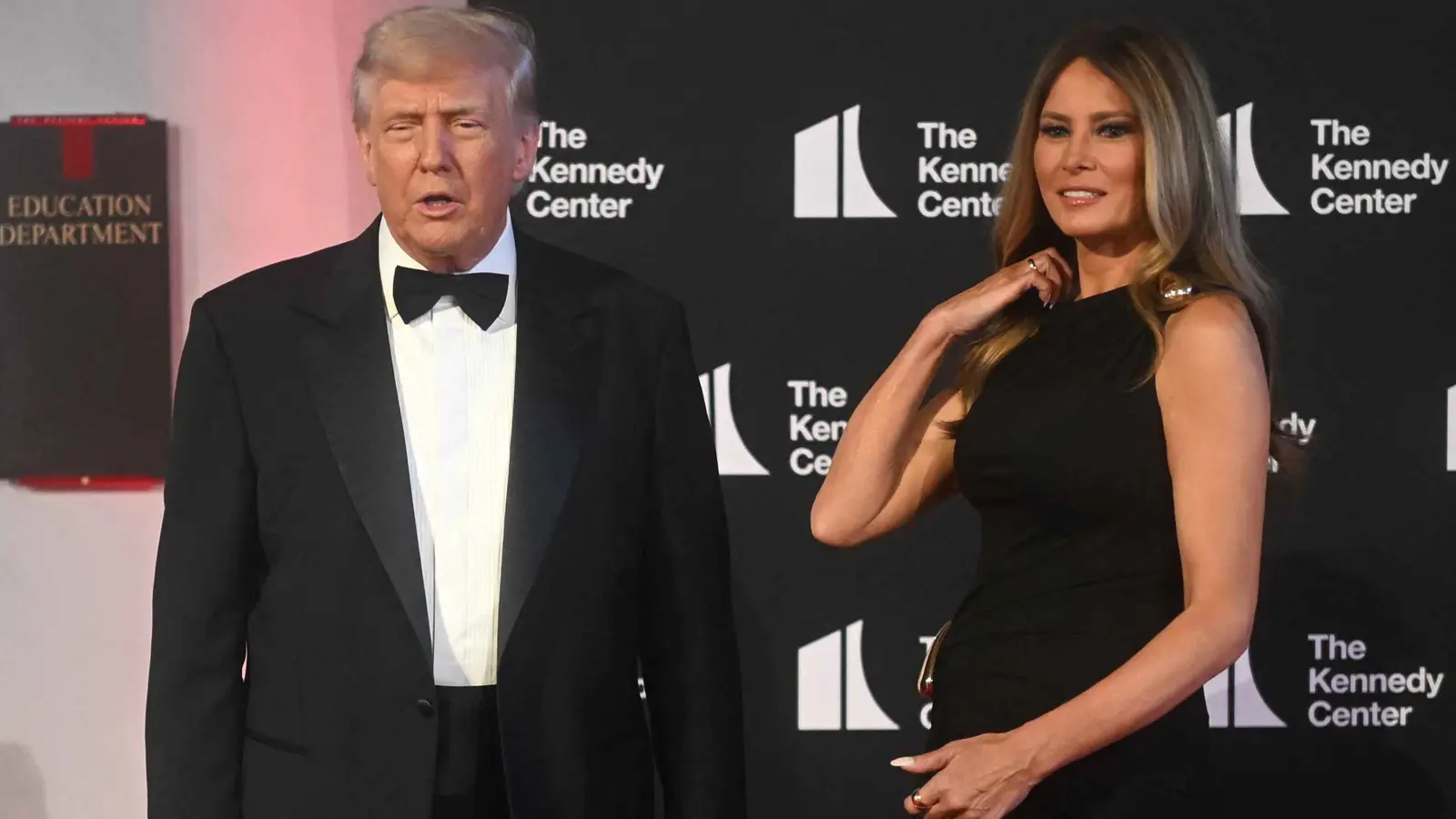 "البؤساء" تتحول إلى ساحة جدل بعد حضور ترامب وميلانيا (فيديو)