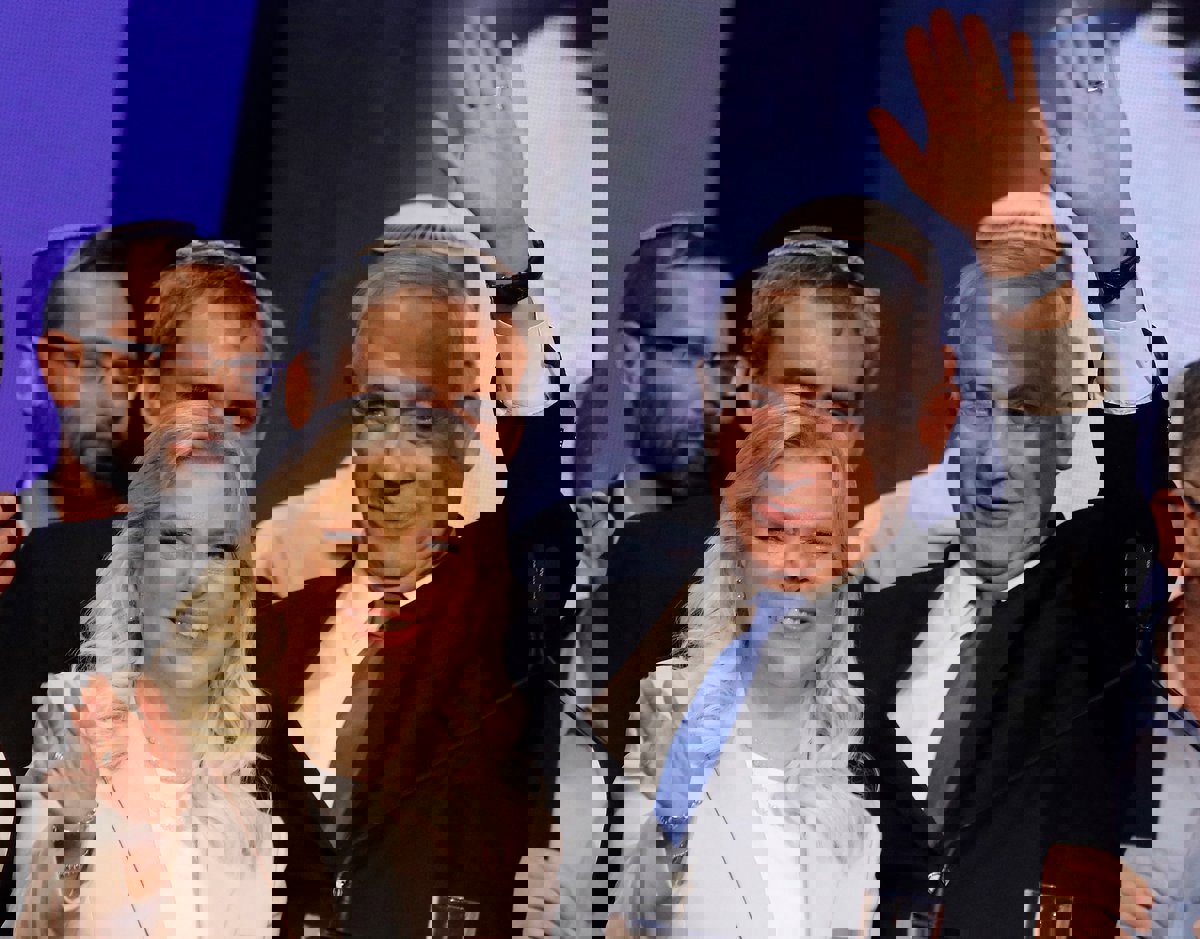 بأوامر من زوجته.. ماذا وراء إقالة اثنين من كبار موظفي مكتب نتنياهو؟