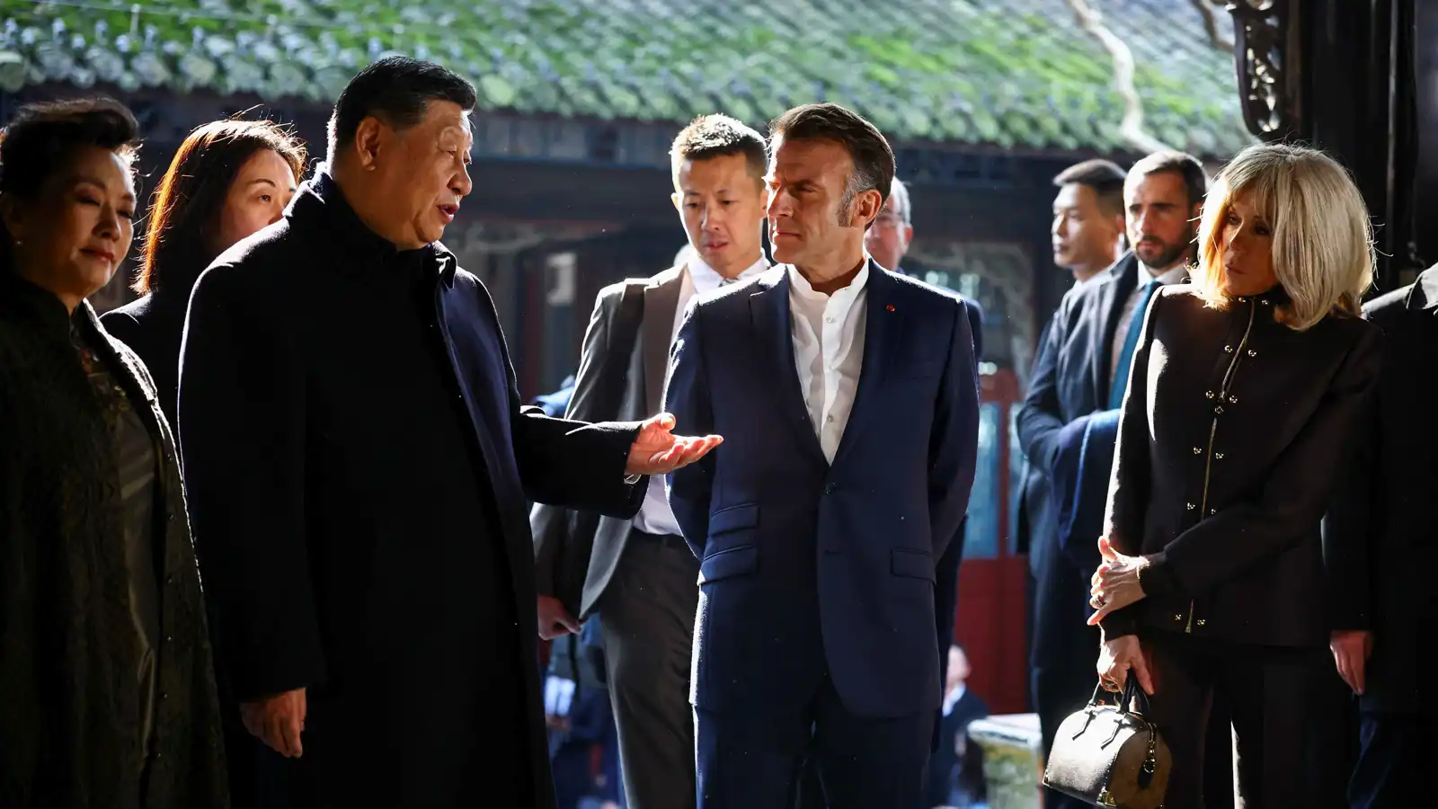 "لفتة مميزة".. شي يستقبل ماكرون خارج بكين