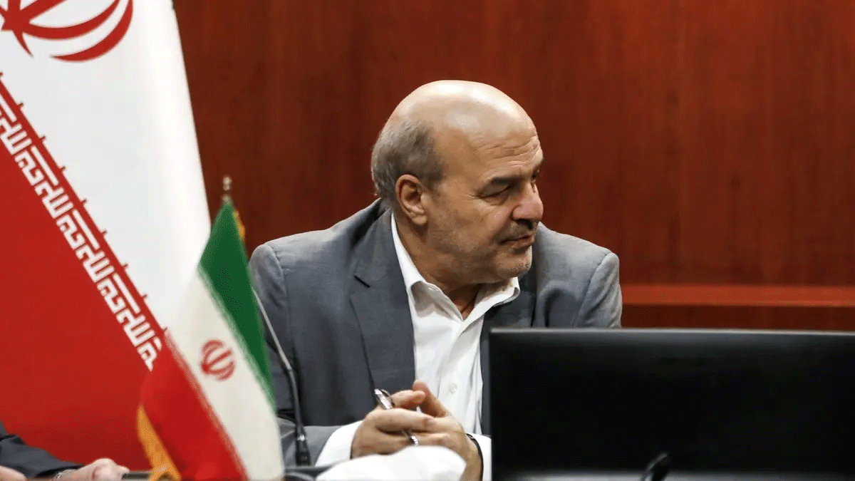 وكالة: السجن والغرامة لمساعد روحاني بعد وصفه الخميني بـ"الابن غير الشرعي لأمريكا"