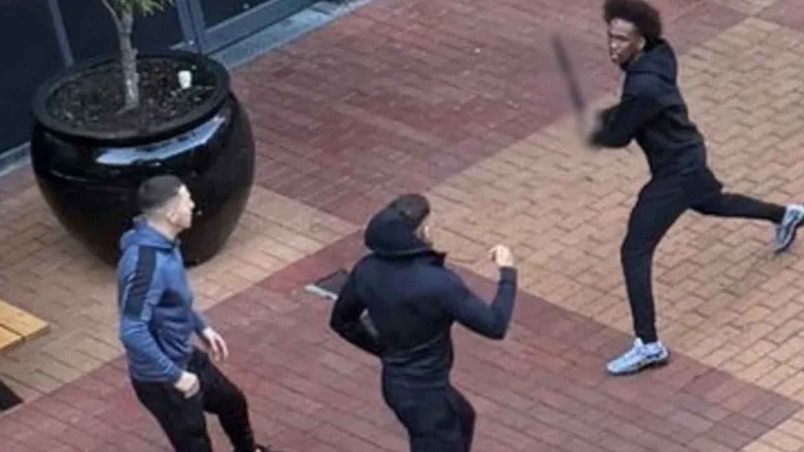 شجار بالسواطير يُرعب المتسوقين ويُغلق مركزاً تجارياً (فيديو)