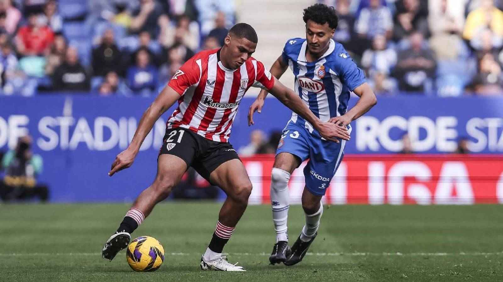 العنصرية تطارد 3 نجوم عرب في ملاعب أوروبا