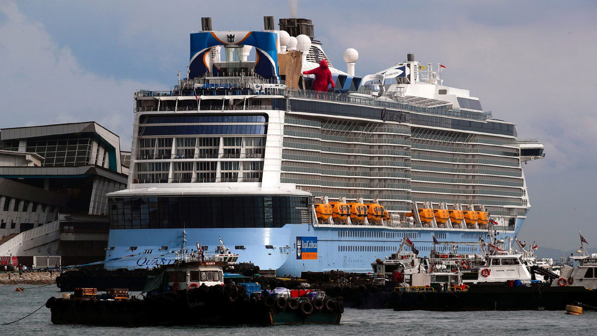 راكب يثير الذعر على متن سفينة سياحية في سنغافورة بسبب كورونا