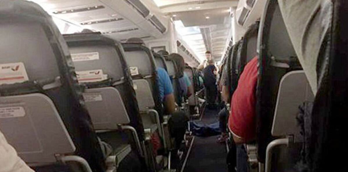 بالفيديو والصور .. ركاب طائرة يعيشون أجواء رعب برفقة "جثة" فارقت الحياة