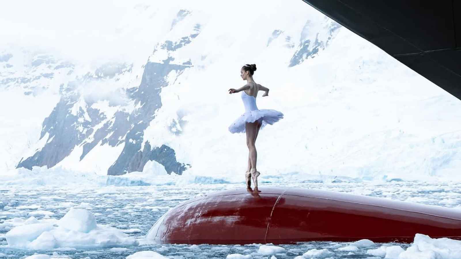 راقصة باليه "تحبس الأنفاس" بأدائها في المياه الجليدية (فيديو)