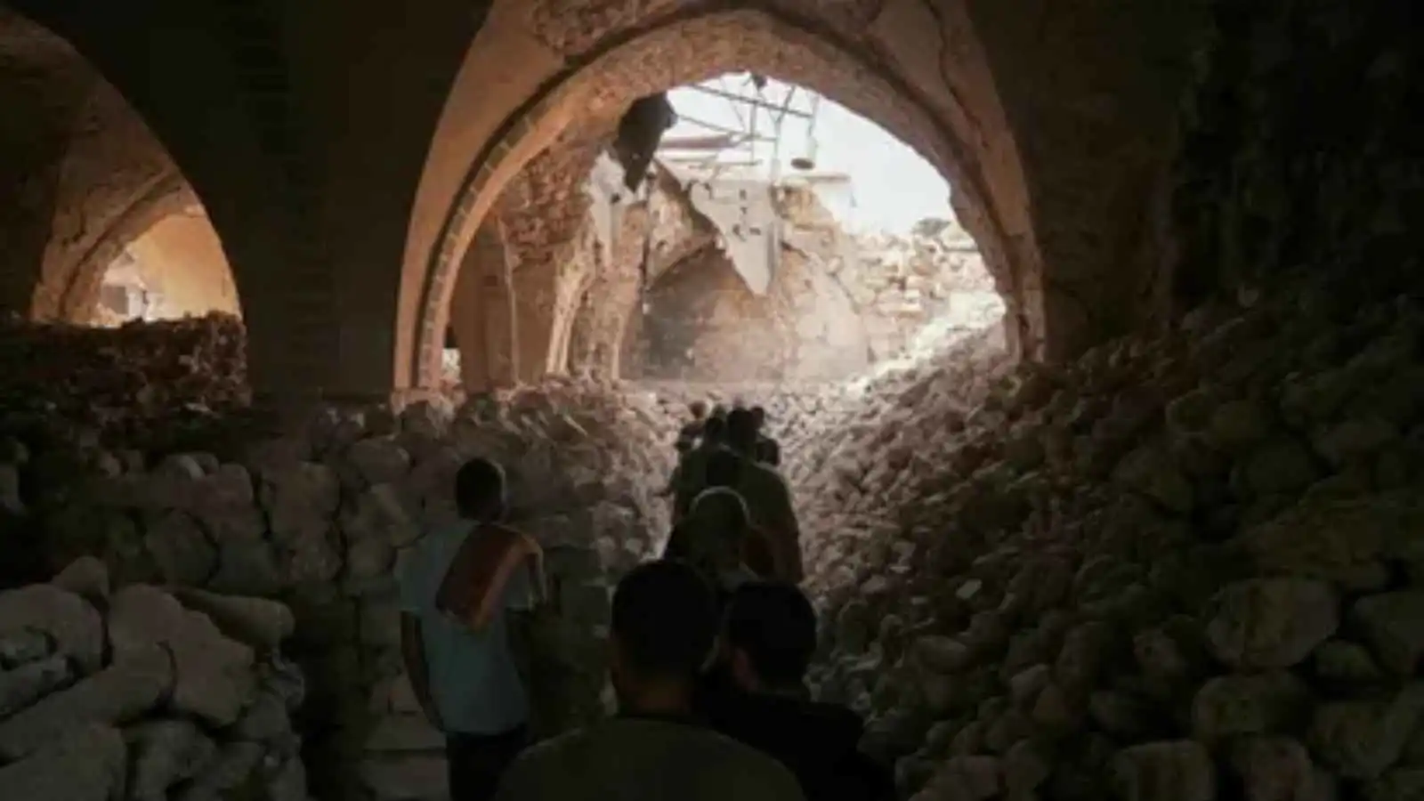 فلسطينيون يتجهون للصلاة في المسجد العمري الكبير في غزة بعد قصفه