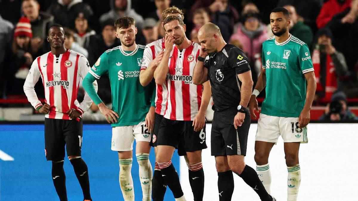 أثر على النتيجة.. خطأ كارثي لحكم مباراة برينتفورد وليفربول