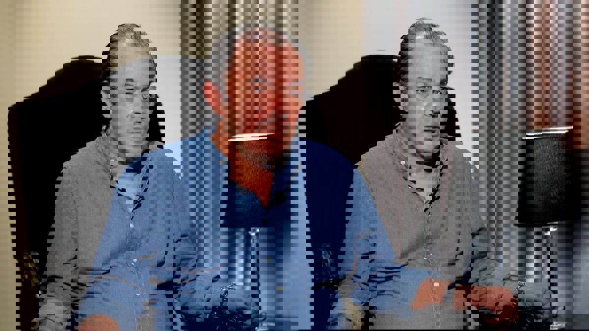 بعد انتقاده.. علاء مرسي يكشف سبب تقبيله يد محمد هنيدي في زفاف ابنته‎ (فيديو)