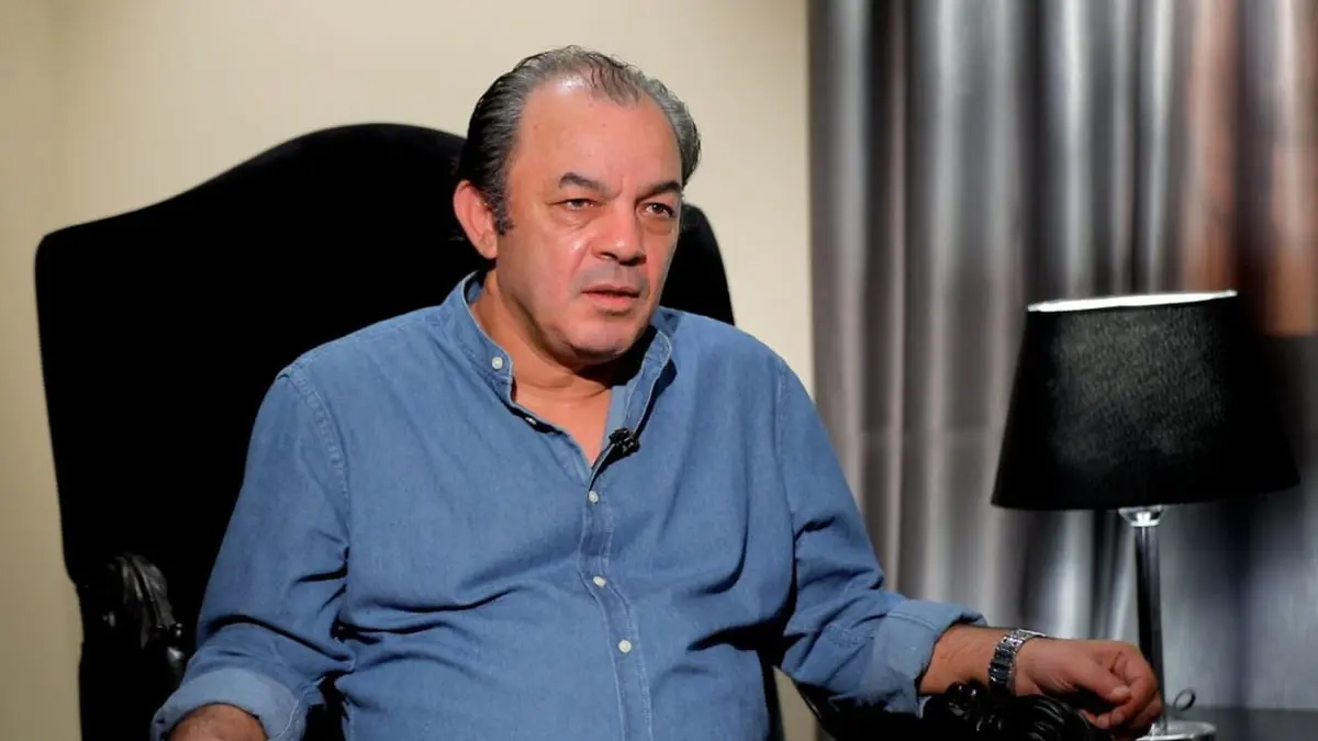 بعد انتقاده.. علاء مرسي يكشف سبب تقبيله يد محمد هنيدي في زفاف ابنته‎ (فيديو)