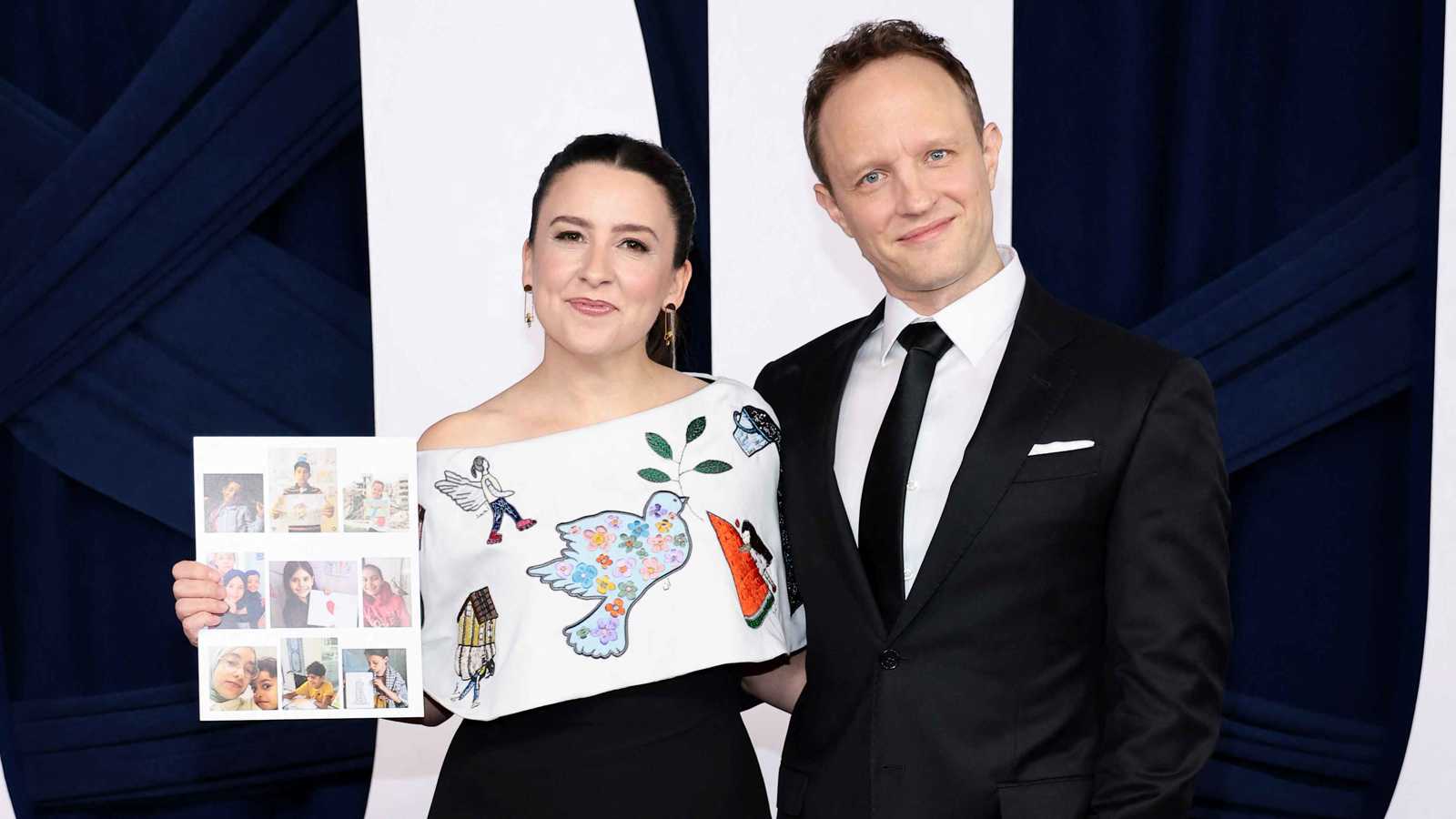 رسومات أطفال غزة تزين فستان "مس رايتشل" في حفل تتويجها بـ"امرأة العام"