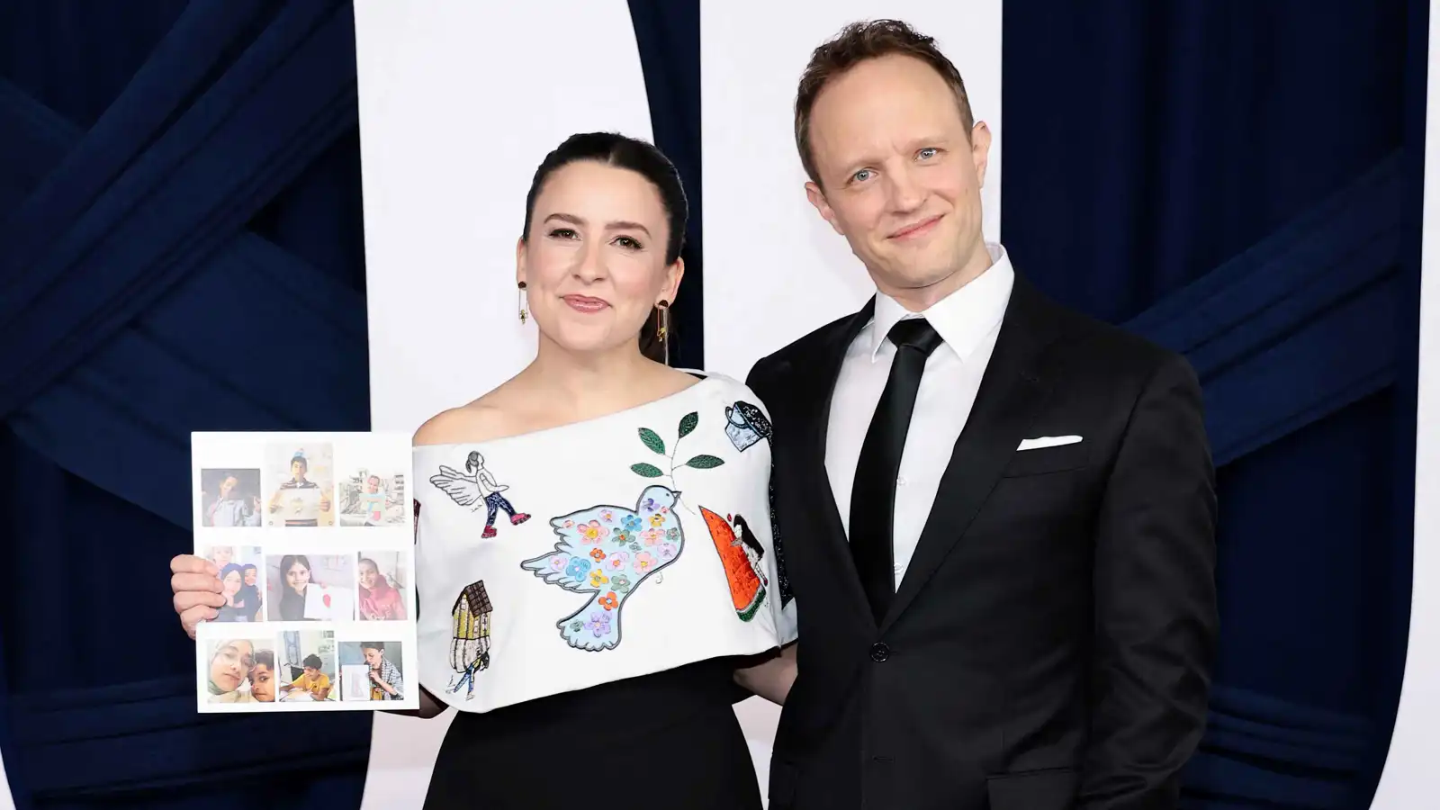 رسومات أطفال غزة تزين فستان "مس رايتشل" في حفل تتويجها بـ"امرأة العام"