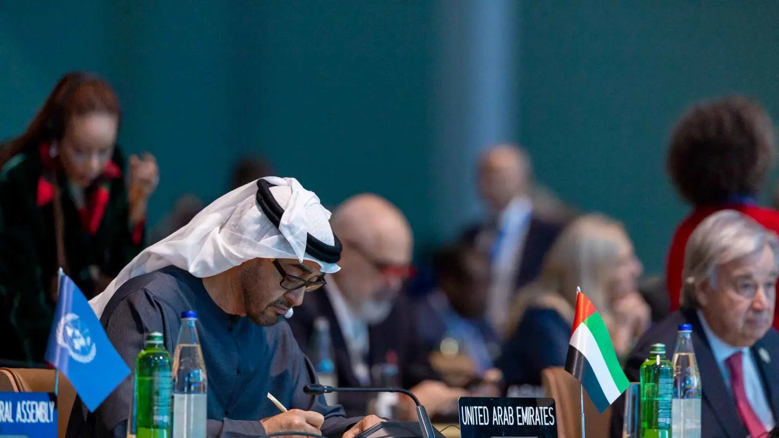 محمد بن زايد: تغير المناخ يمثل "تحديًا عالميًا خطيرًا"