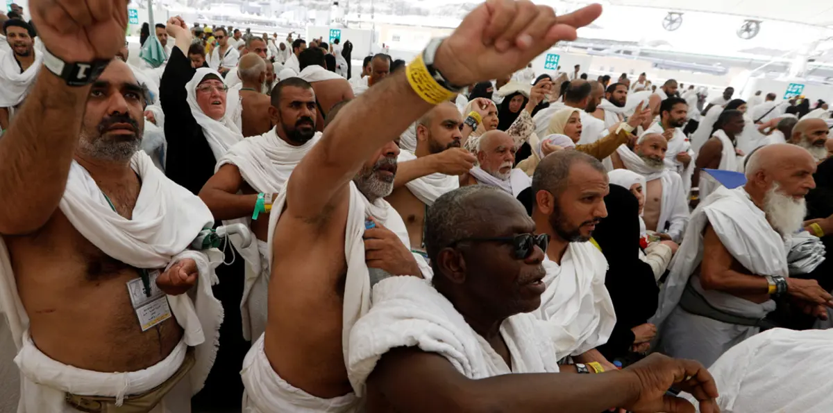 الحجاج يبدأون رمي الجمرات (صور)