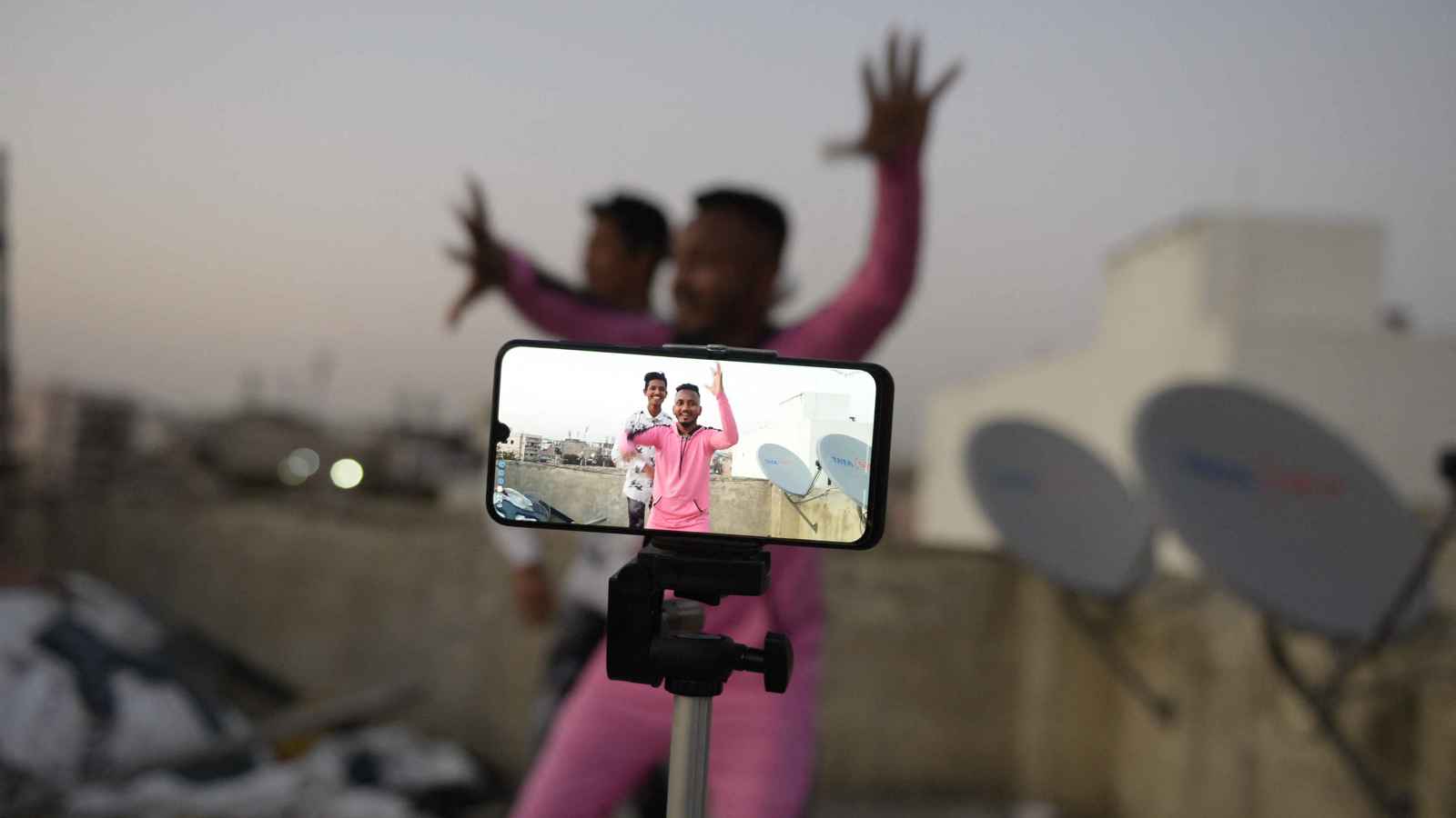 مصورون يكشفون أفضل حيل التصوير بالهاتف.. ما هي؟