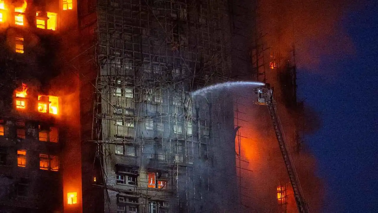 ارتفاع عدد ضحايا حريق هونغ كونغ إلى 55 شخصاً (فيديو)