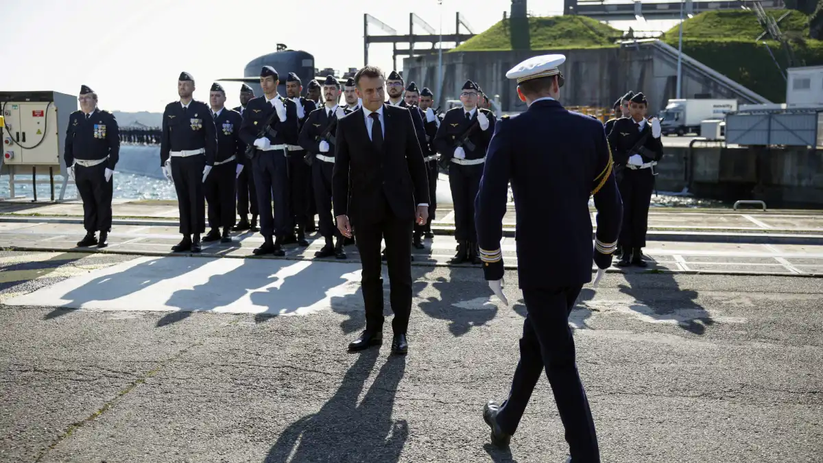 الرئيس الفرنسي إيمانويل ماكرون بعد إلقاء خطاب بجوار غواصة الصواريخ الباليستية النووية 