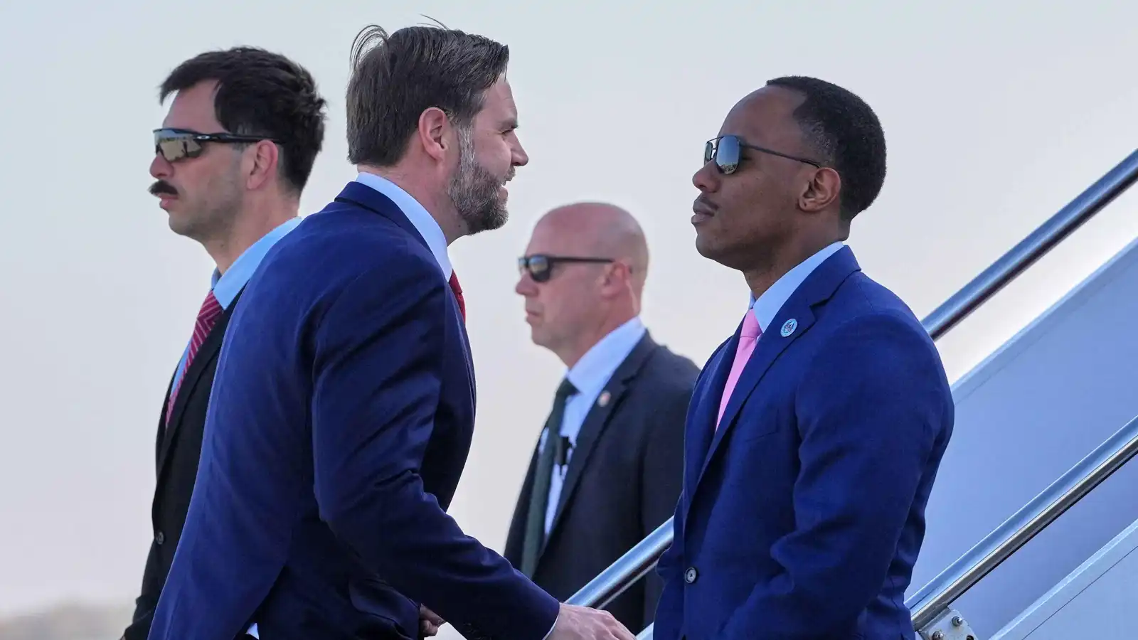 بالفيديو.. الوفد الأمريكي يصل باكستان لخوض المحادثات مع إيران