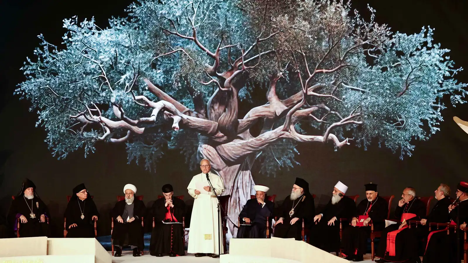 البابا يدعو طوائف لبنان إلى نبذ العنف ورفض الإقصاء