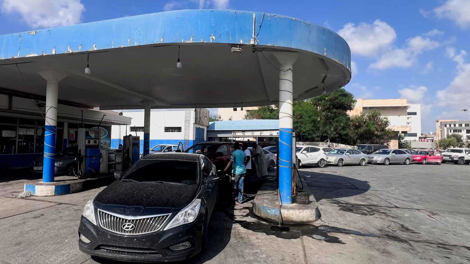 بعد إغلاق مصفاة الزاوية.. أزمة وقود تُهدد بتفجر الوضع في ليبيا