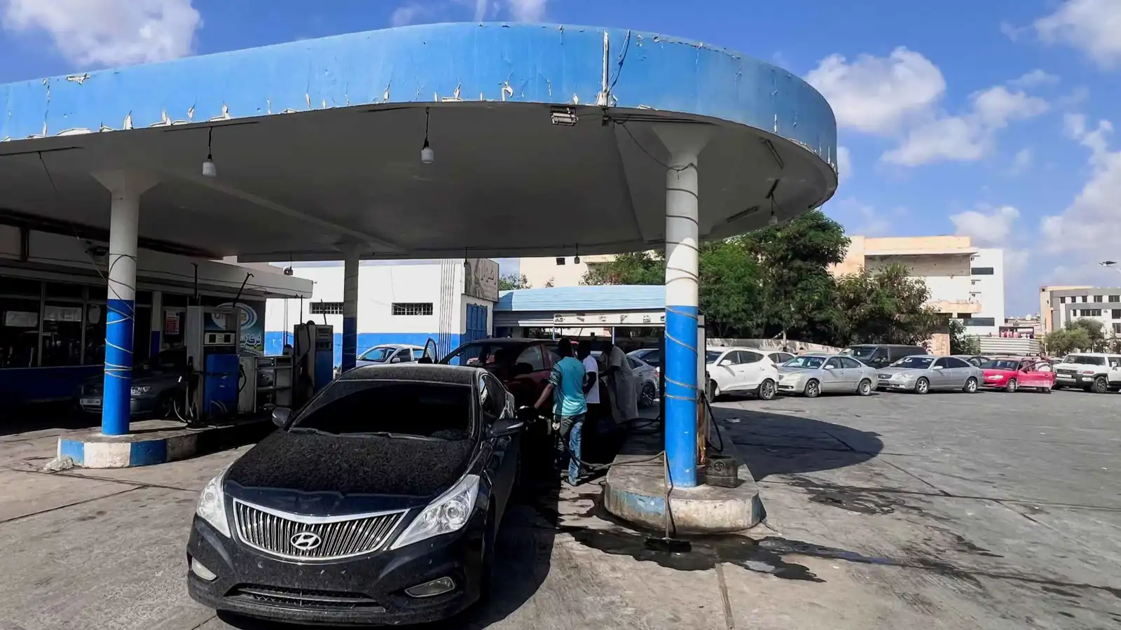 بعد إغلاق مصفاة الزاوية.. أزمة وقود تُهدد بتفجر الوضع في ليبيا