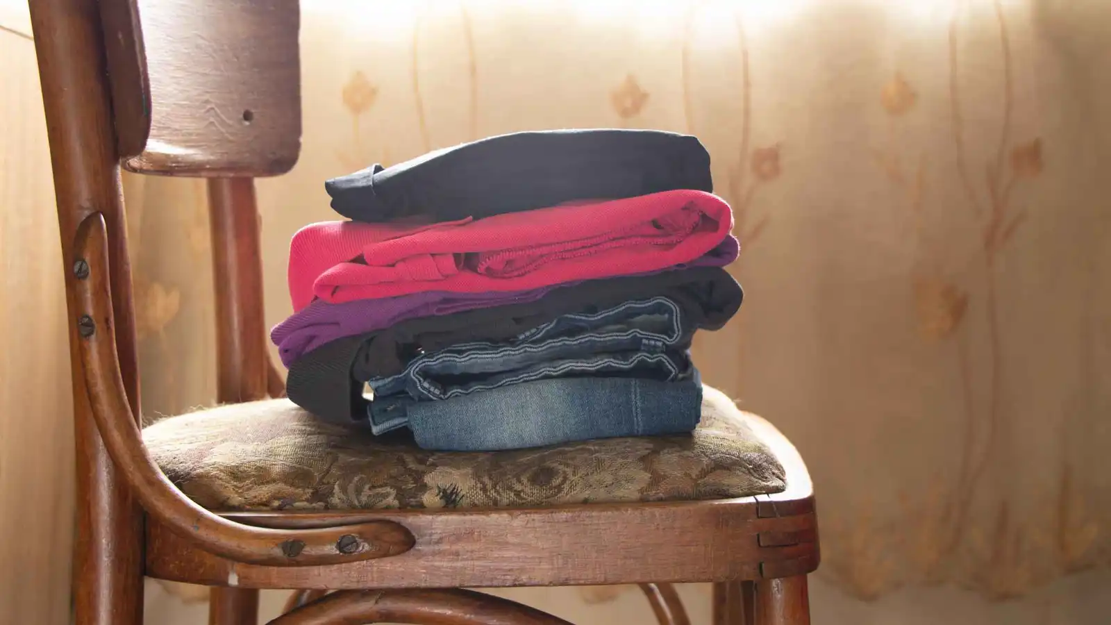 "تكديس الملابس على الكرسي قبل النوم".. ما أسرار هذه العادة؟