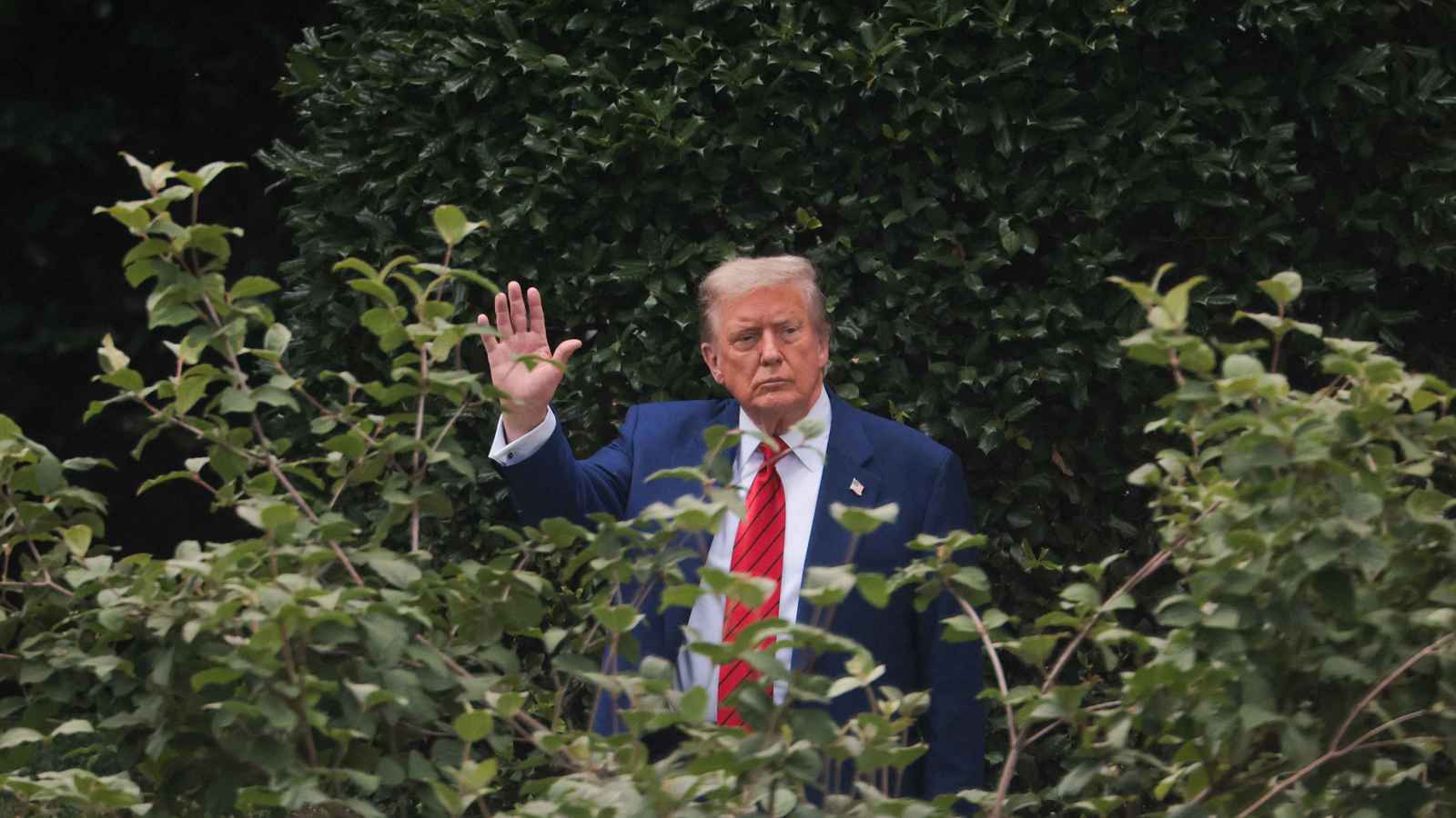 من بينها "اجتماع سري".. ما دوافع ترامب لتأجيل الانخراط في حرب إيران؟