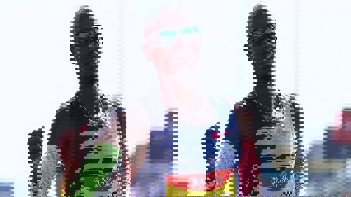 الأسطورة محمد فرح يختتم مشواره الرسمي بالمركز الرابع في سباق نصف الماراثون