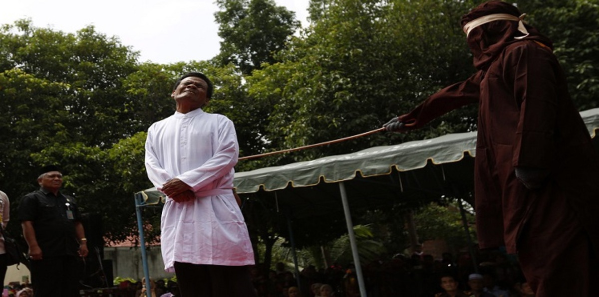 جلد 6 فتيات وفتيان لممارستهم الجنس دون زواج في إندونيسيا