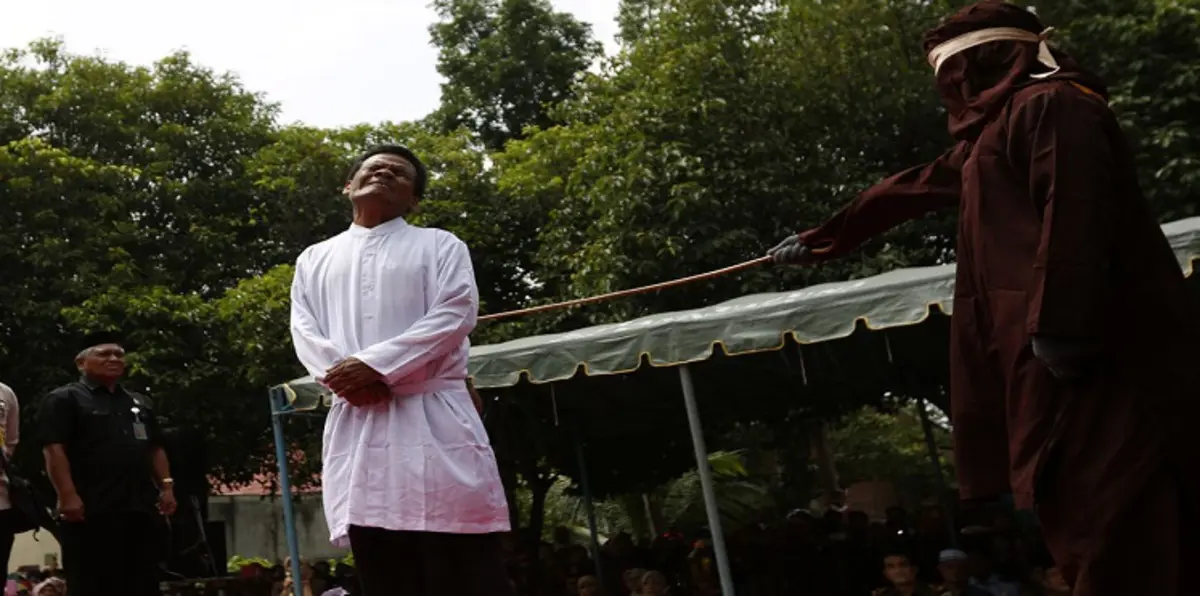 جلد 6 فتيات وفتيان لممارستهم الجنس دون زواج في إندونيسيا