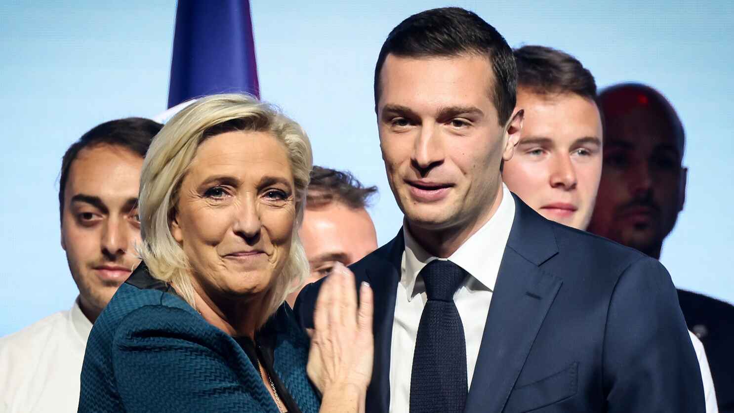 "نيران صديقة".. قرار من بارديلا قد يقصي لوبان من الحياة السياسية