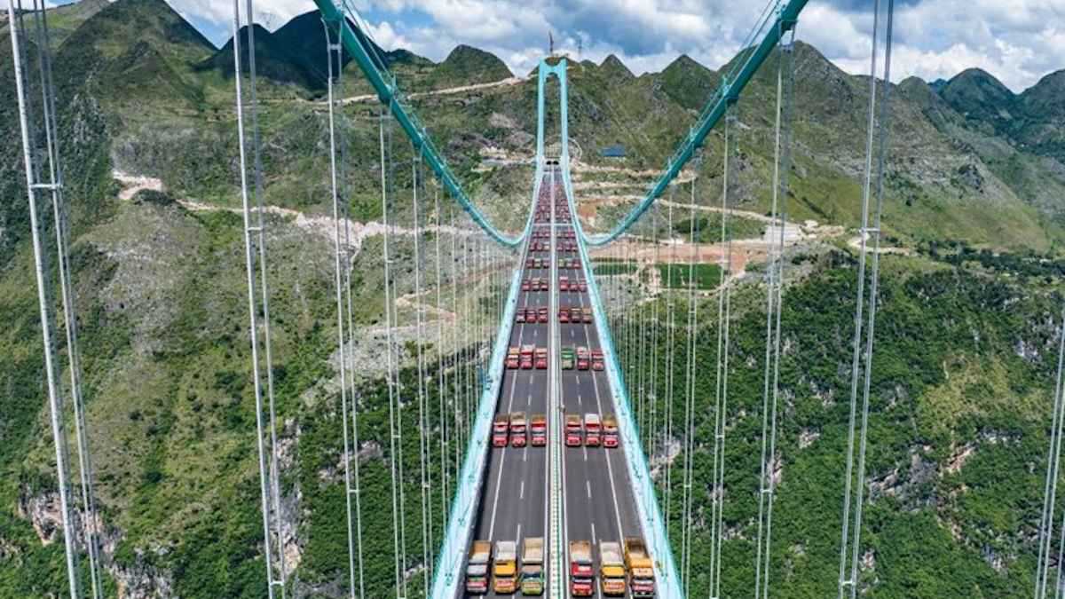 الصين تدشن أعلى جسر في العالم بارتفاع مذهل (فيديو)