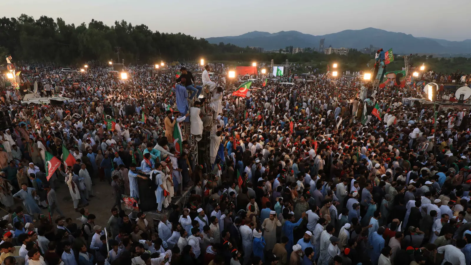 الآلاف من أنصار عمران خان يتظاهرون في إسلام أباد