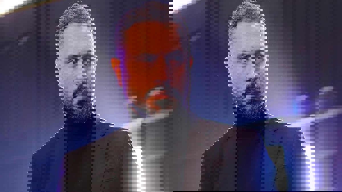 انتقادات قاسية لمذيع أحرج قيس الشيخ نجيب بحفل "جوي أووردز" (فيديو)