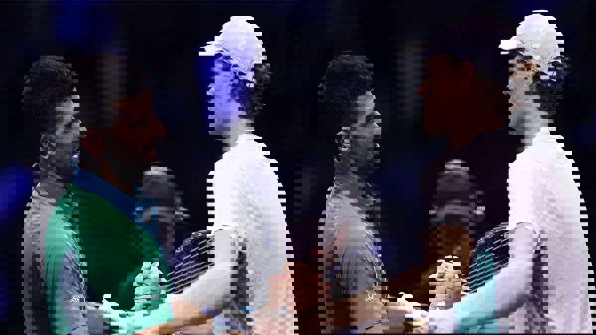 سينر يهزم ديوكوفيتش في مباراة مثيرة بالبطولة الختامية لموسم التنس