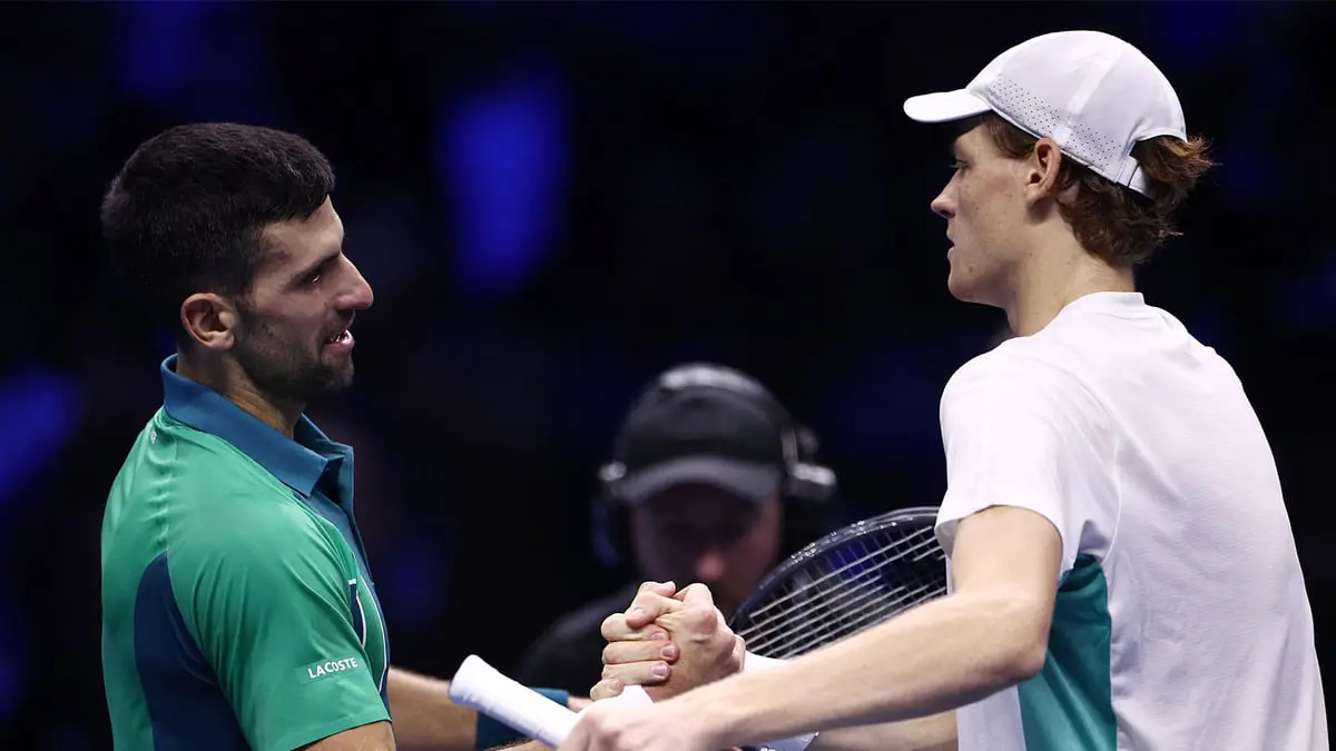 سينر يهزم ديوكوفيتش في مباراة مثيرة بالبطولة الختامية لموسم التنس