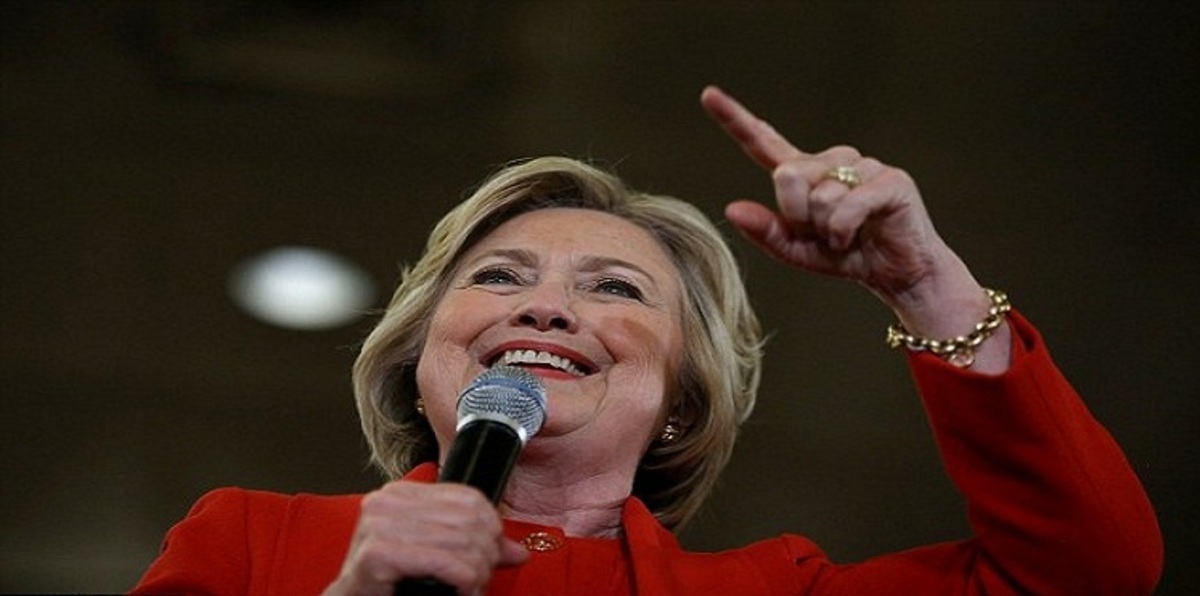 بالصور.. ما سر السوار حول يدي بيل وهيلاري كلينتون؟