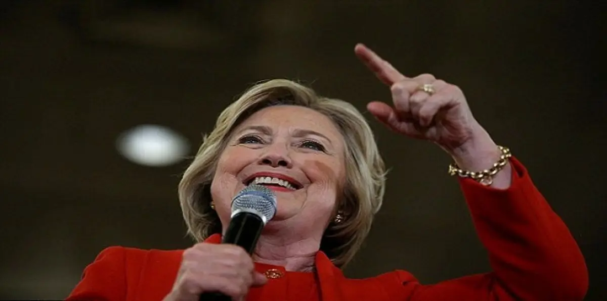 بالصور.. ما سر السوار حول يدي بيل وهيلاري كلينتون؟