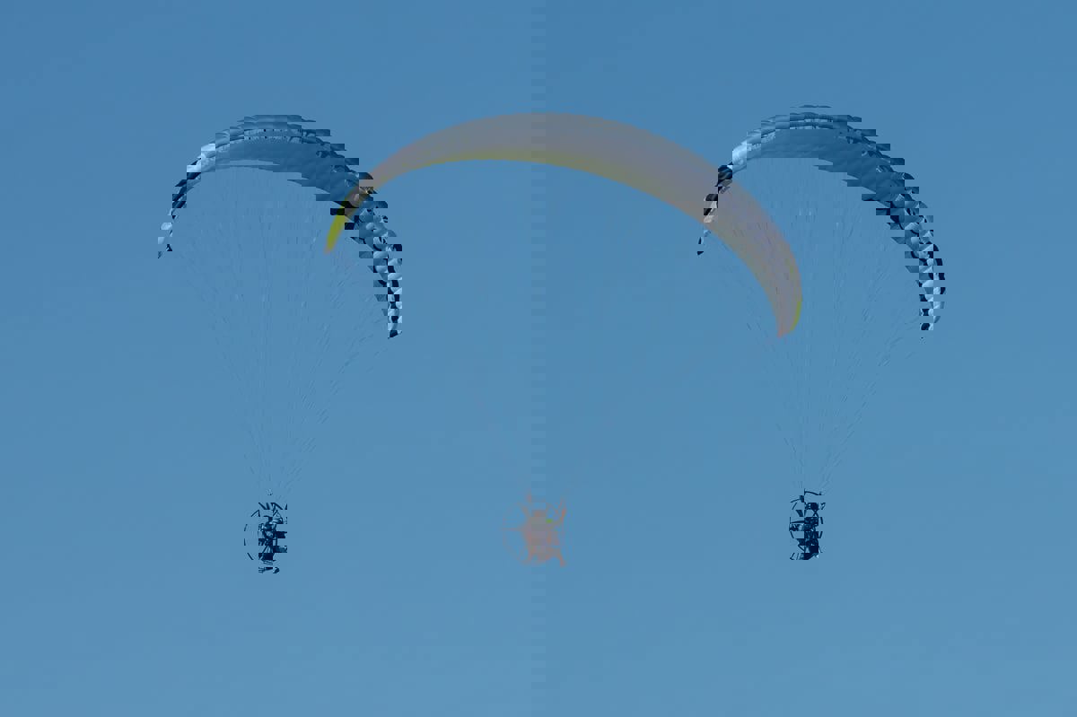 يوتيوبر يوثق سقوطه المروع أثناء تجربته طائرة شراعية (فيديو)