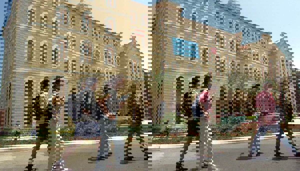 لماذا أوقفت الجامعة الأمريكية في بيروت التعامل بالليرة اللبنانية؟