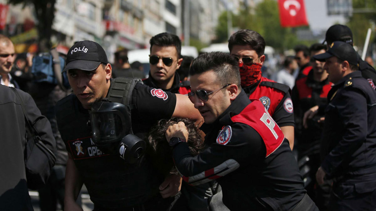 تركيا.. حملة واسعة لاعتقال جنود بينهم طيارون وضباط يشتبه في صلاتهم بكولن