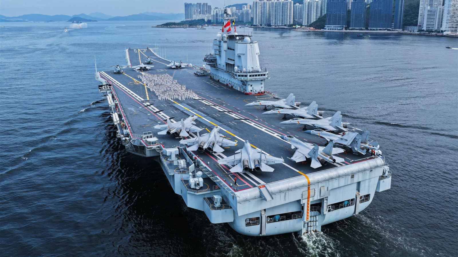 حدث تاريخي.. حاملة الطائرات الصينية "شاندونغ" تزور هونغ كونغ (فيديو)