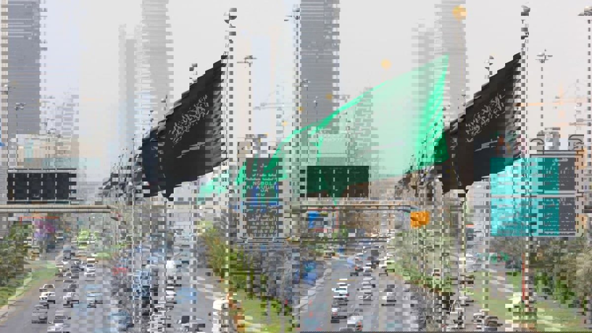 بينهم رائد بالعمل المسرحي وخطاط كسوة الكعبة.. تعرف على قائمة الممنوحين الجنسية السعودية