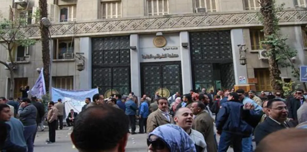 بتهمة الرشوة.. إحالة مسؤولين بمصلحة الضرائب المصرية إلى المحاكمة