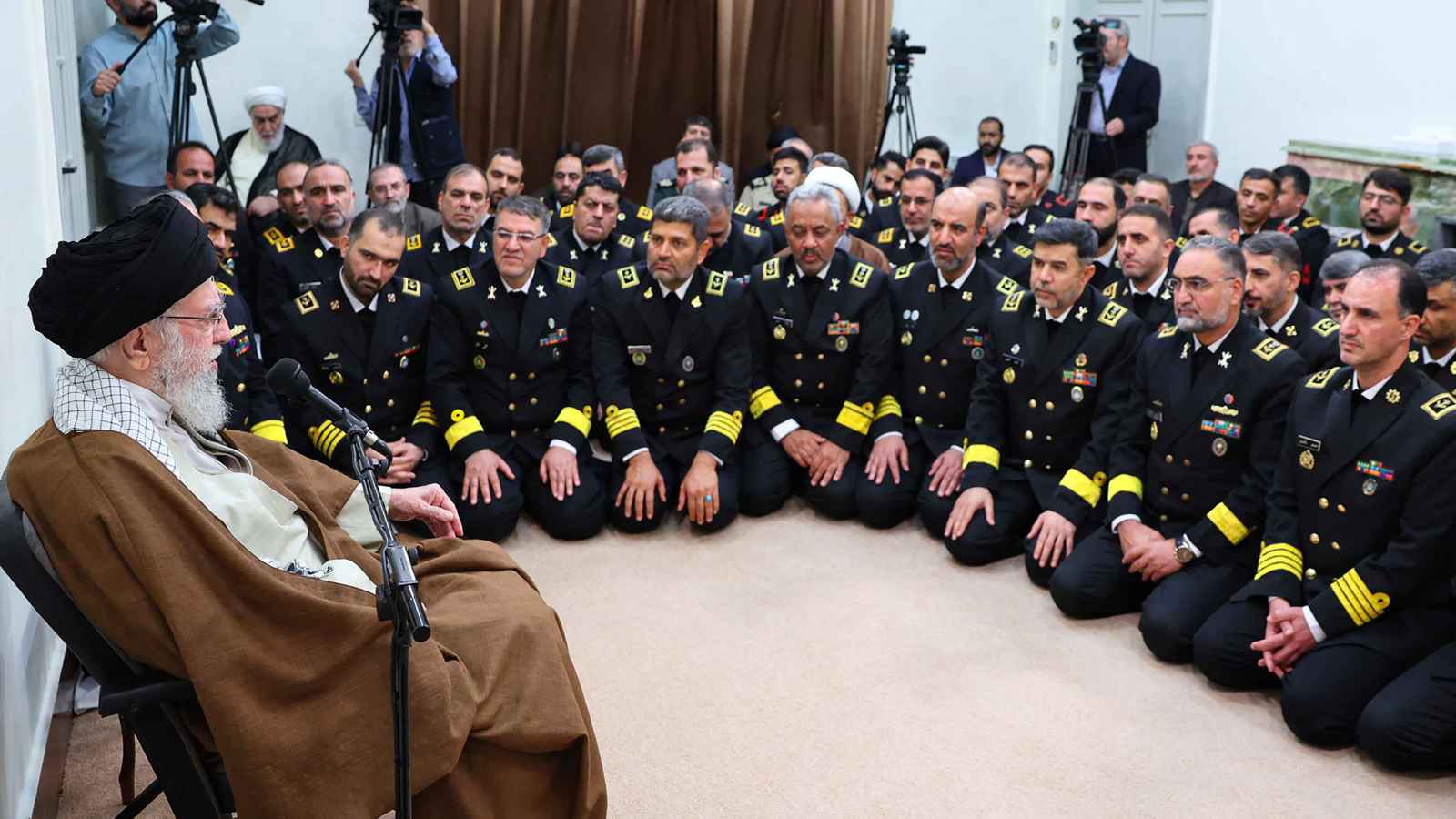 مكتب خامنئي: "لا مكان للتفاؤل الزائد" تجاه مفاوضات مسقط