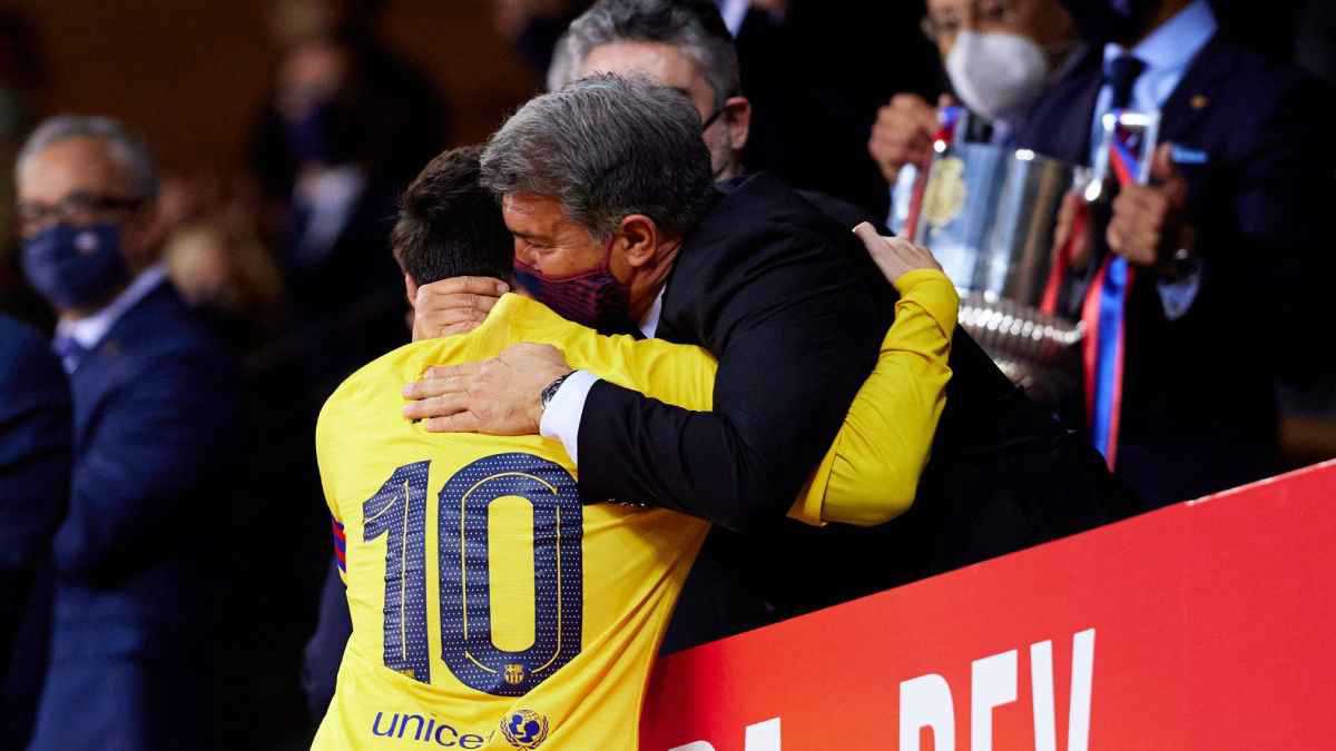 بعد زيارته "كامب نو" وتصريح العودة.. رئيس برشلونة يصدم ميسي