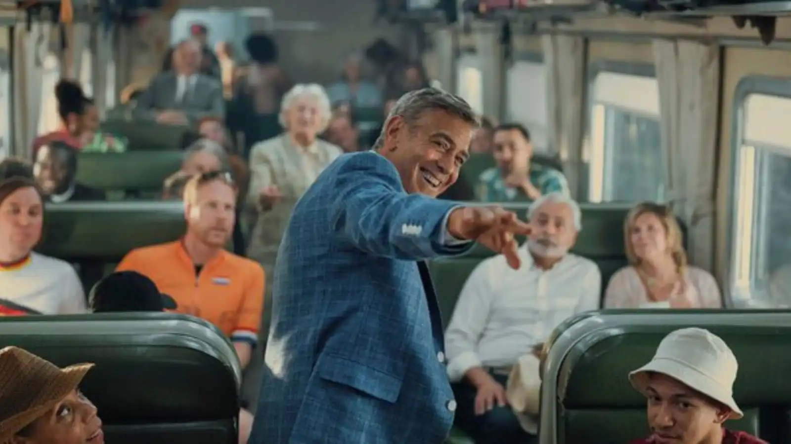 جورج كلوني يؤكد حرصه على البيئة عبر السفر بالقطار