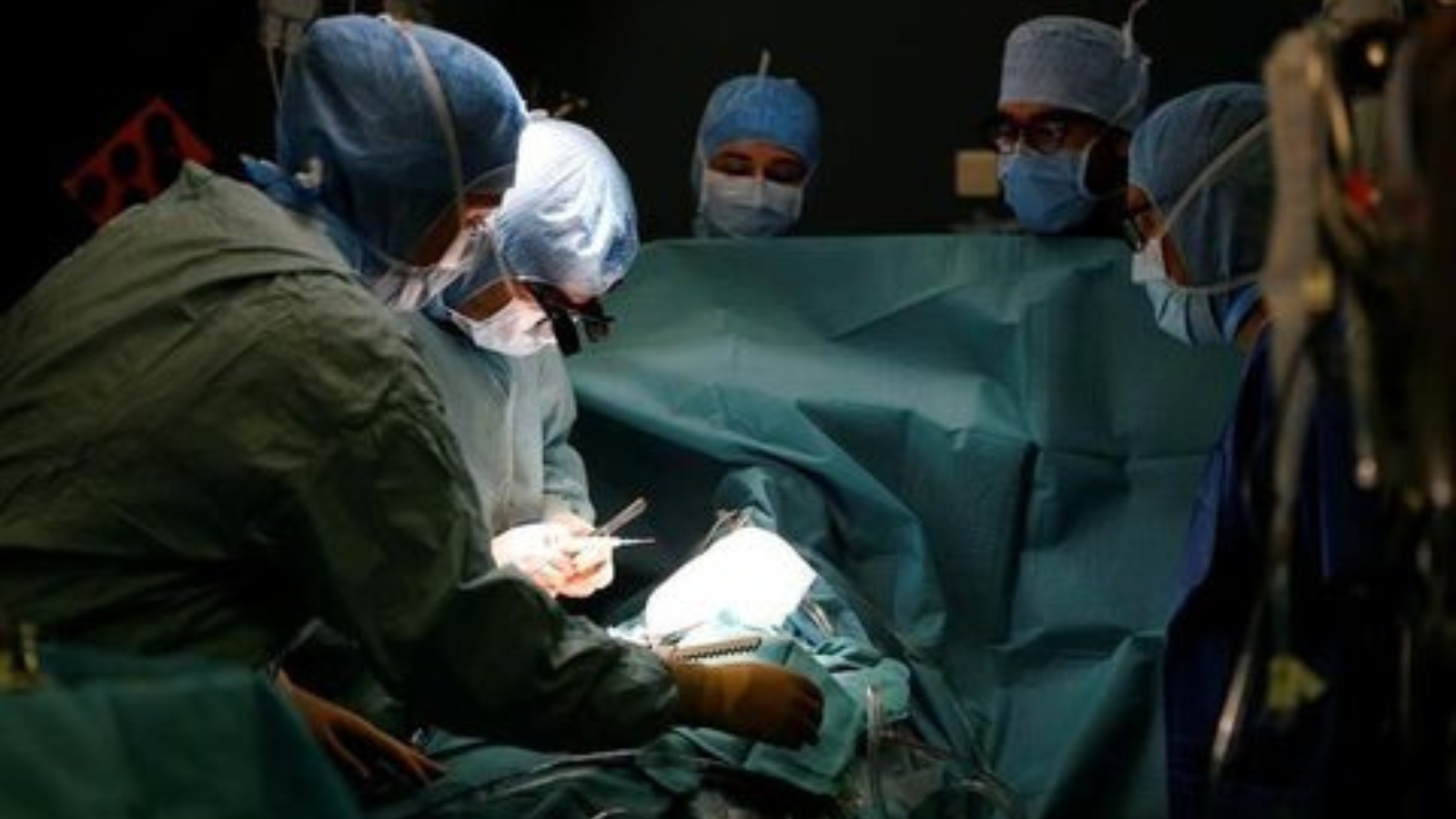 أثناء عمله.. سكتة قلبية تودي بحياة طبيب قلب مصري