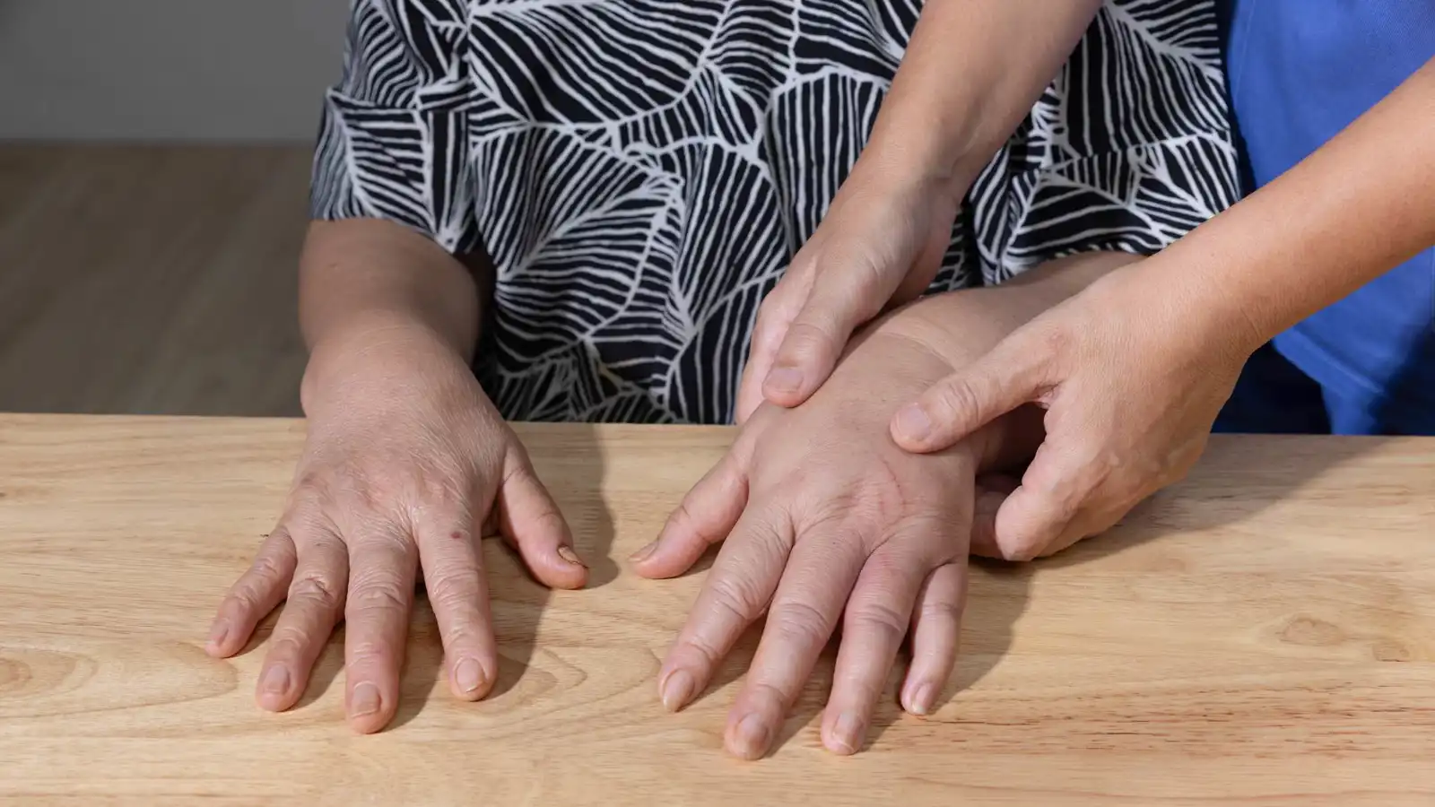 تورم اليدين.. عارض بسيط أم إشارة إلى مشكلة صحية خطيرة؟