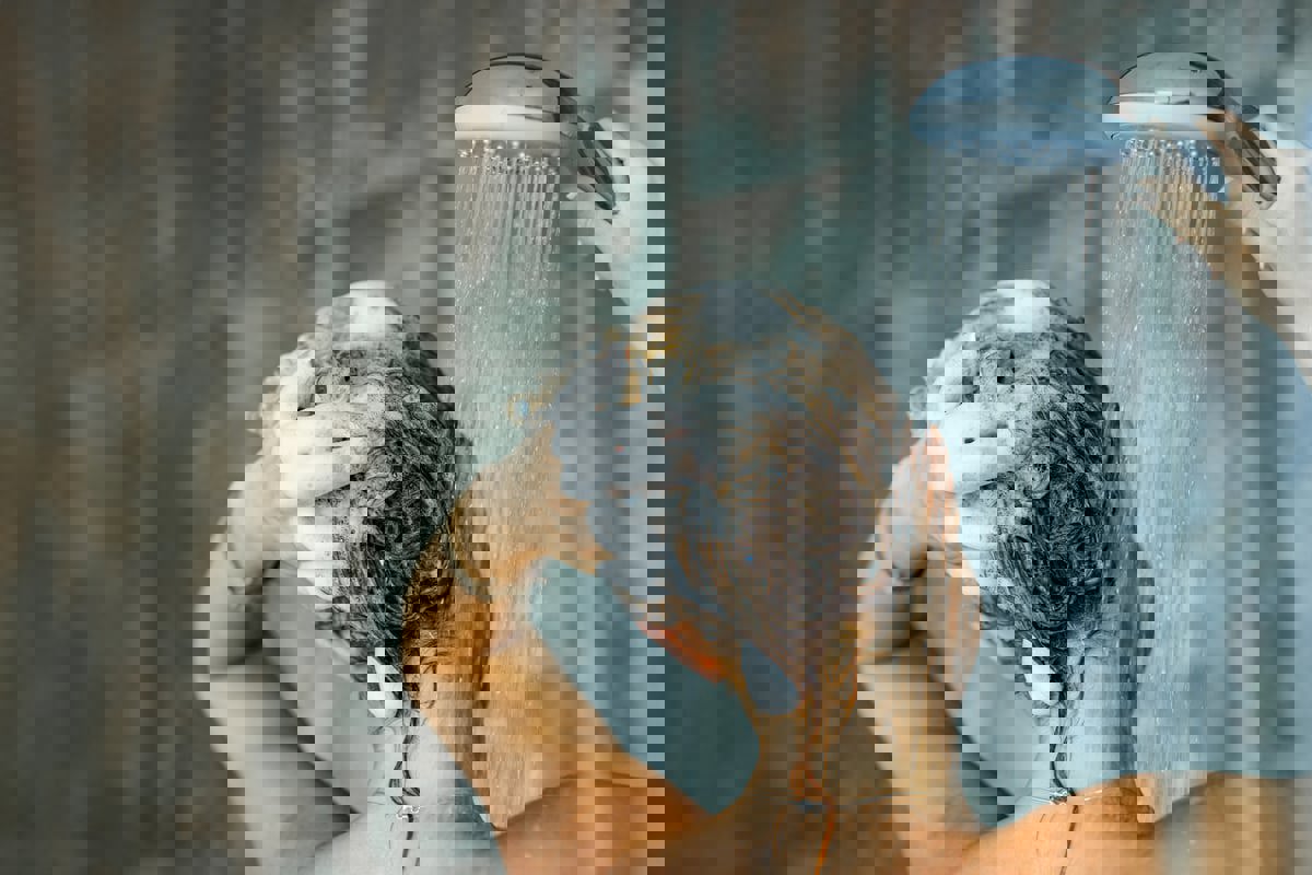 خبيرة تجميل توضح الطريقة الصحيحة لغسل الشعر (فيديو) 